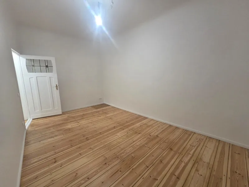 Frisch sanierte 1-Zimmer-Wohnung im 2. OG mit Balkon — photo 1